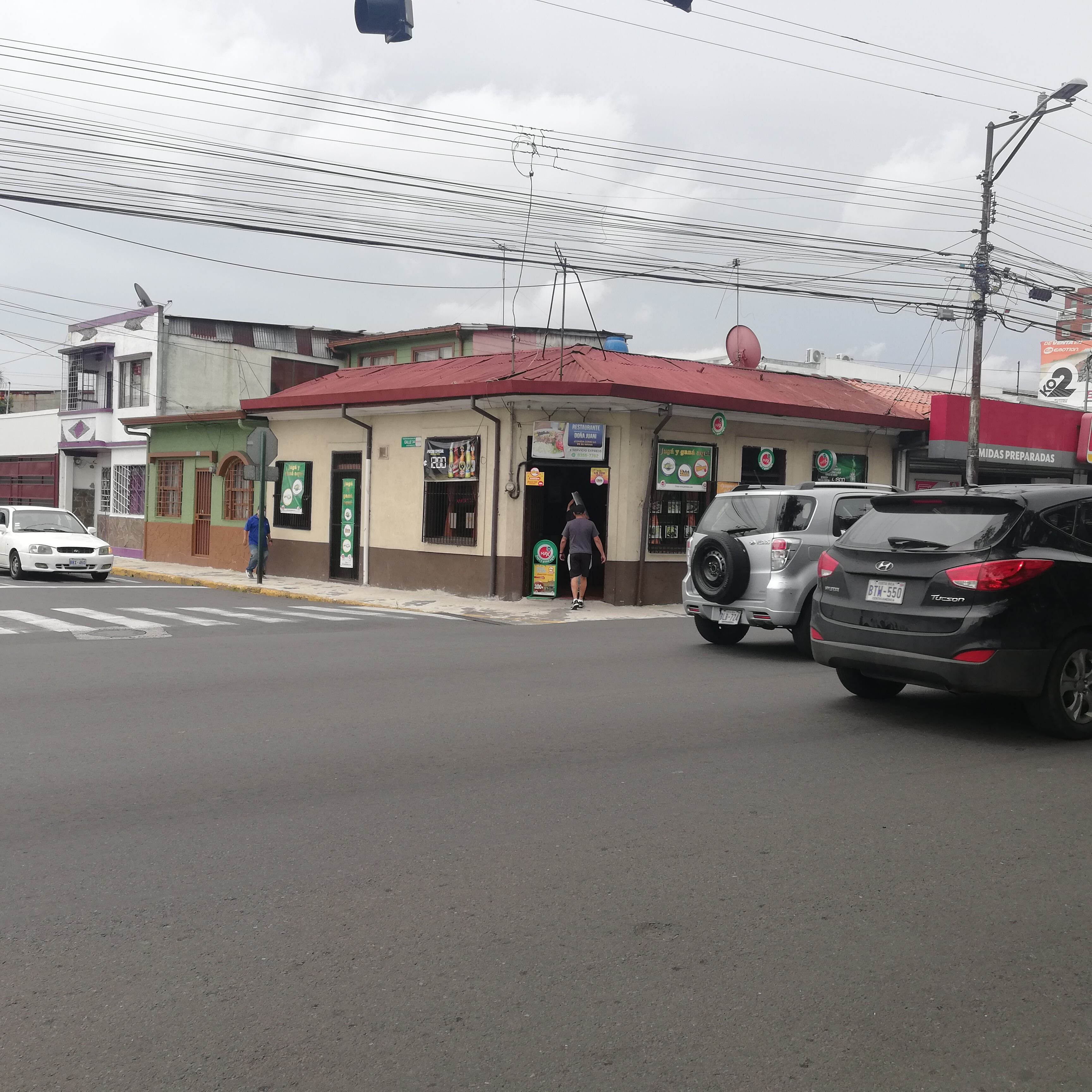 En el Restaurante Doña Juani, frente a la muni de San José, se vendió el pasado 10 de junio el lotto que un día después le dio 247,8 millones de colones a una muchacha de 24 años que creyó que se había pegado solo diez mil colones, pero en el restaurante le dijeron que eran millones lo que había ganado.