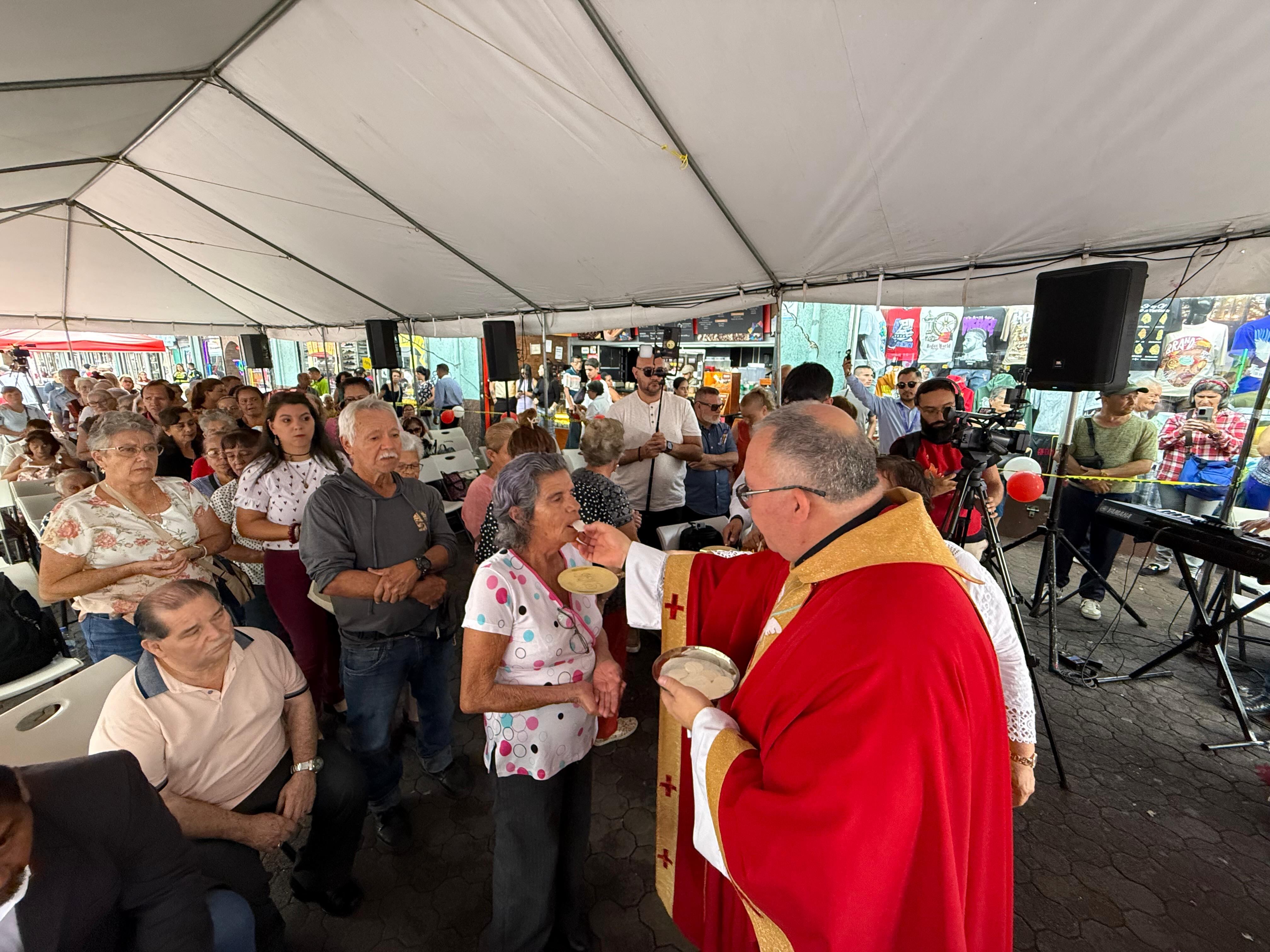 Don José Antonio Gutiérrez Leiva es un tramero de cuarta generación del Mercado Central de San José y fue él quien nos dijo: “Venga, acérquese, quédesele viendo a la imagen del Sagrado Corazón de Jesús, no deje de verla porque ahorita ella lo vuelve a ver a usted”