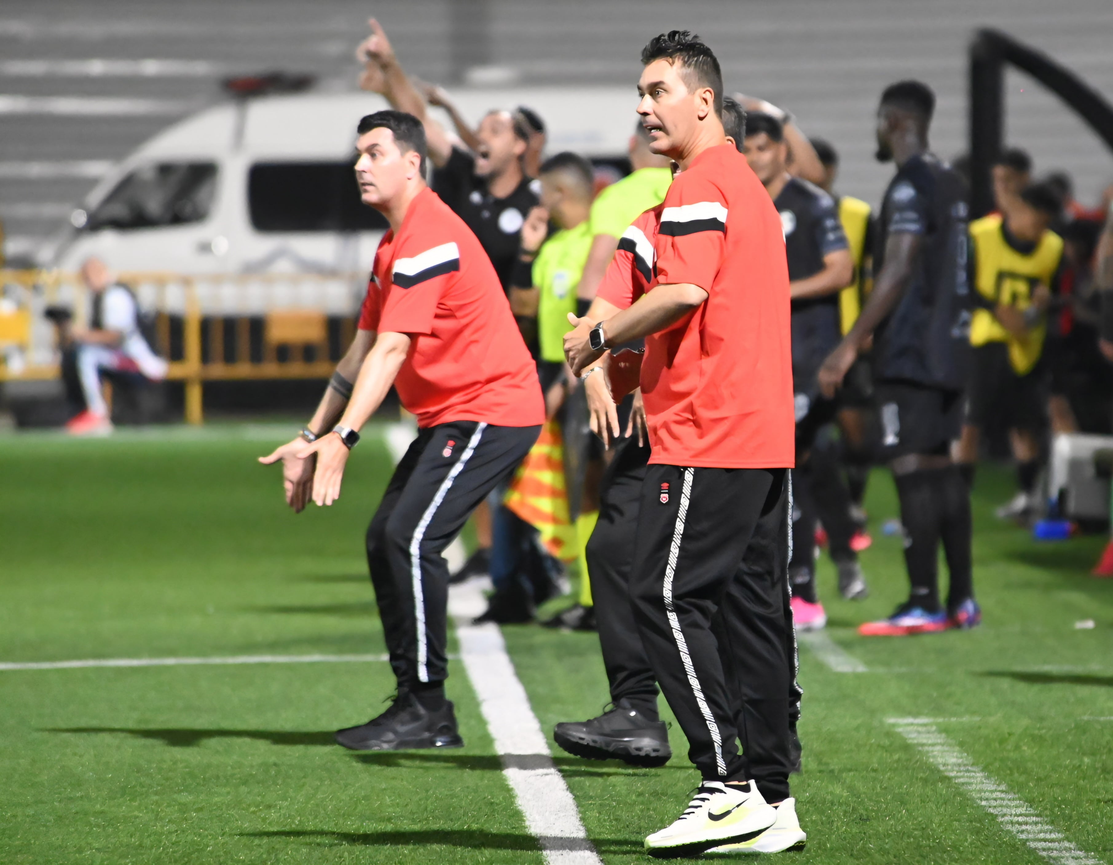 25 de julio del 2026. Estadio Puente de Piedra, Grecia. 20:00 hrs. El equipo Sporting FC se enfrenta a la Liga Deportiva Alajuelense en la jornada 1 del Torneo de Apertura del Campeonato Nacional de fútbol de Primera División. En la foto: los técnicos Andrés Carevic (Sporting) e Ismael Rescalvo (LDA). Acciones durante el juego. Foto: Albert Marin.