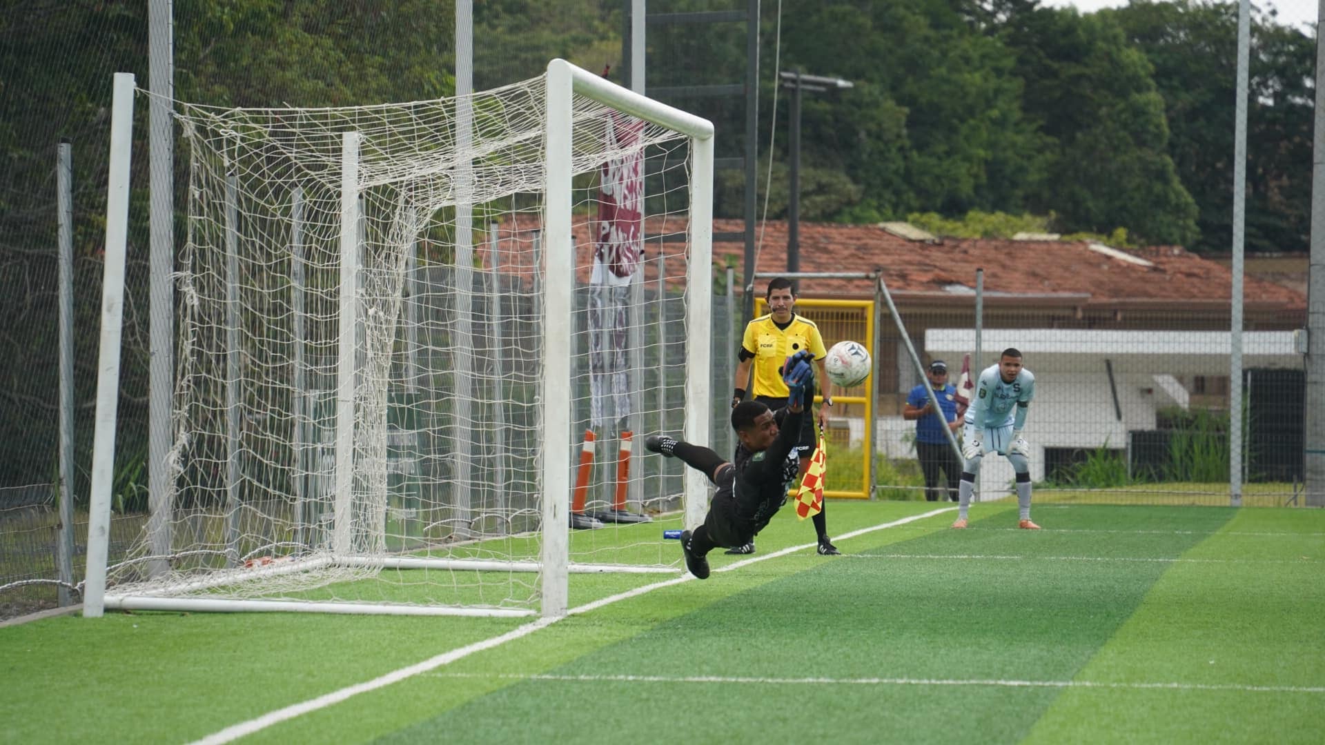 El portero del Cartaginés Christopher Moya se lució atajando tres penales en la serie ante el Saprissa. Foto: Facebook Cartaginés