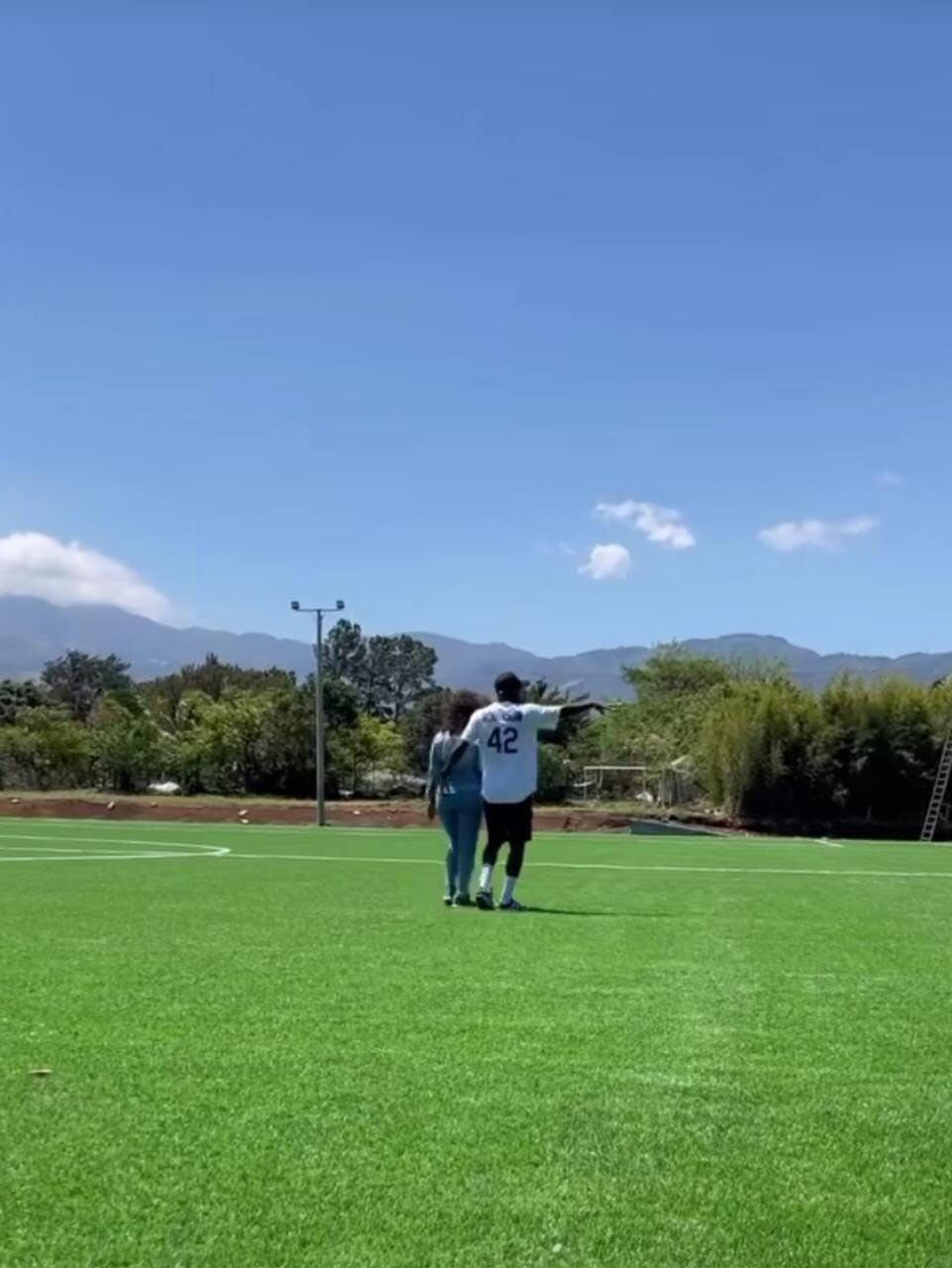 Joel Campbell camina sobre lo que es su nuevo proyecto. Instagram.