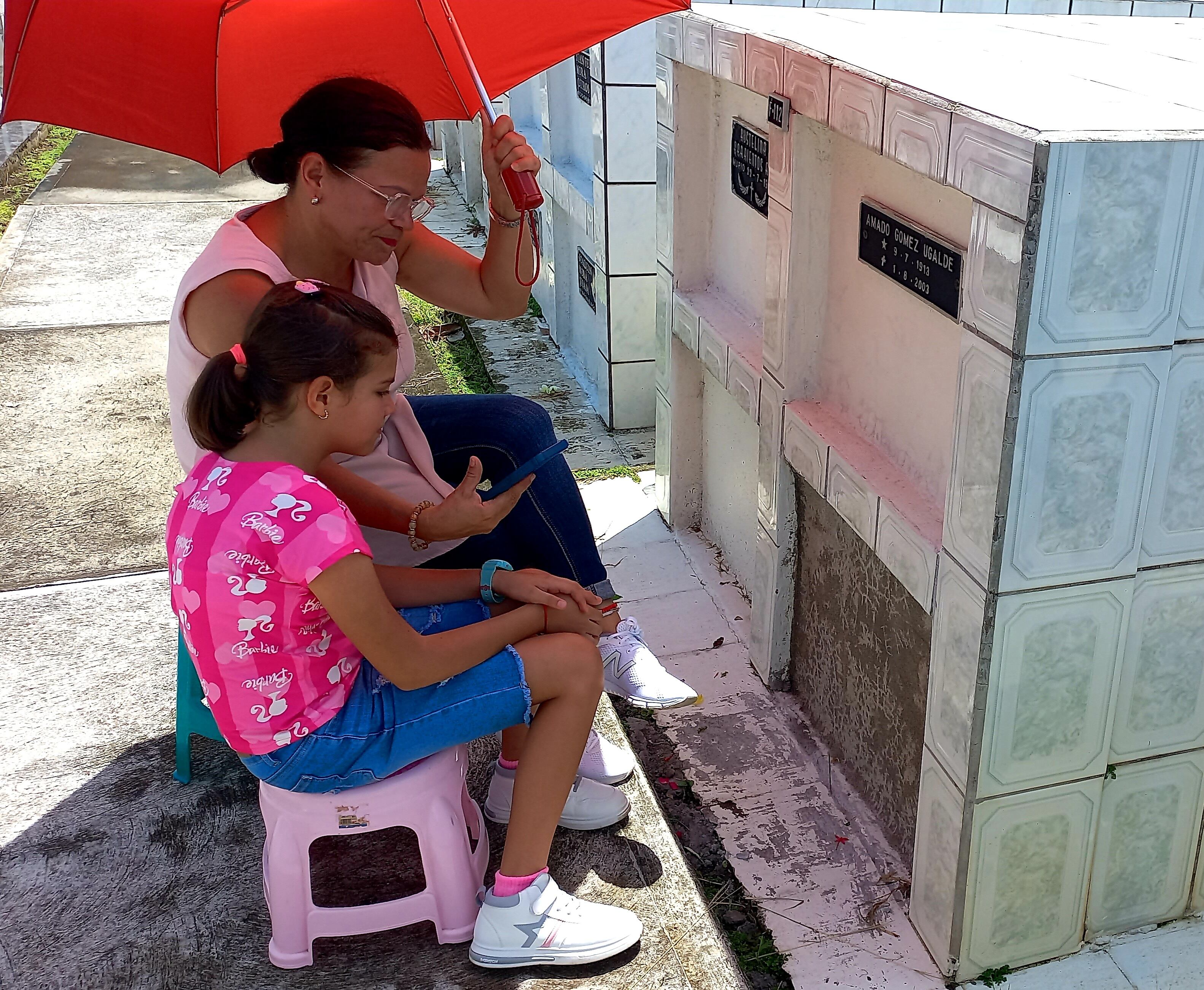 El Cementerio de Grecia recibió este martes a muchos visitantes durante la misa del Día de la Madre.