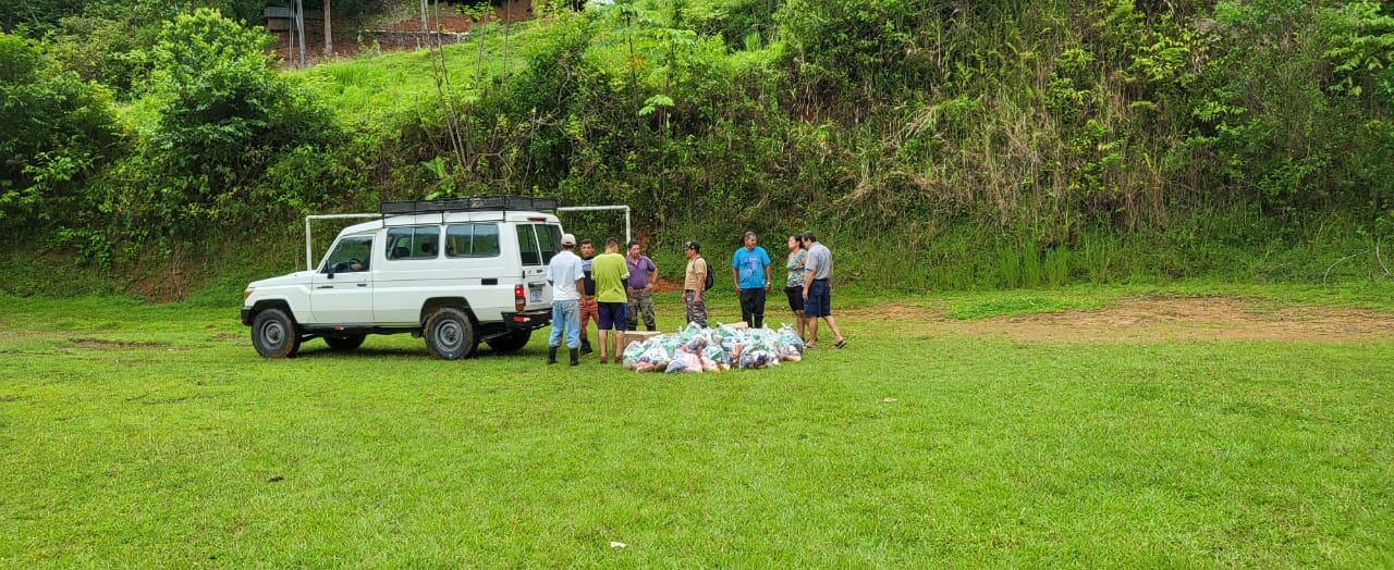 CNE lleva ayuda a comunidades aisladas en Tarrazú. Foto CNE.