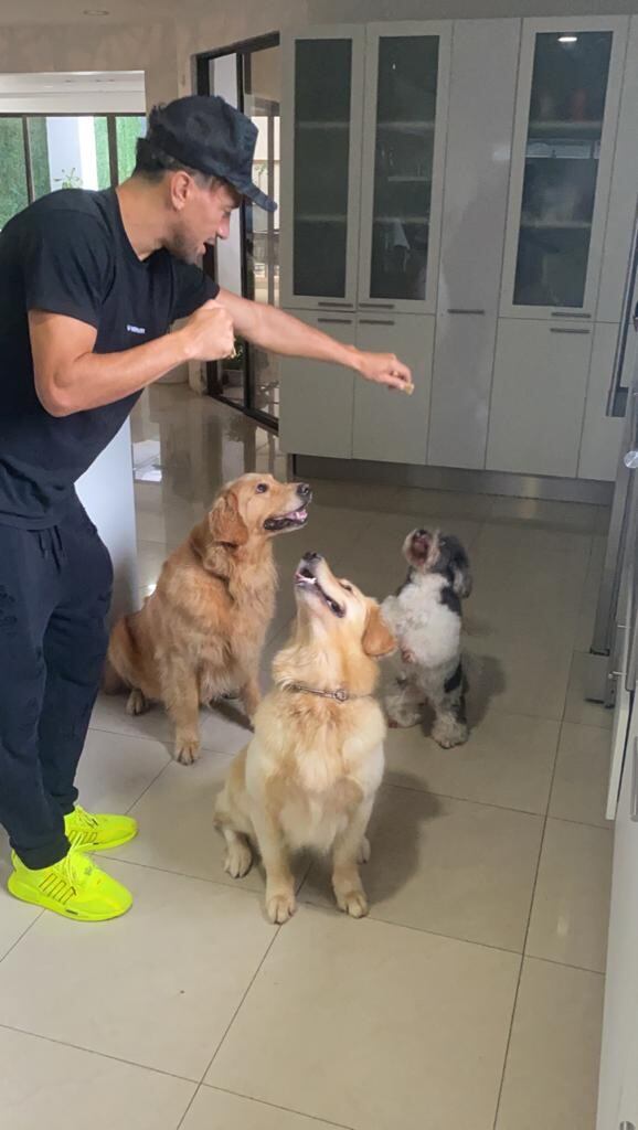 Christian Bolaños y sus perros Mechas, Maya y Kyara. Cortesía.
