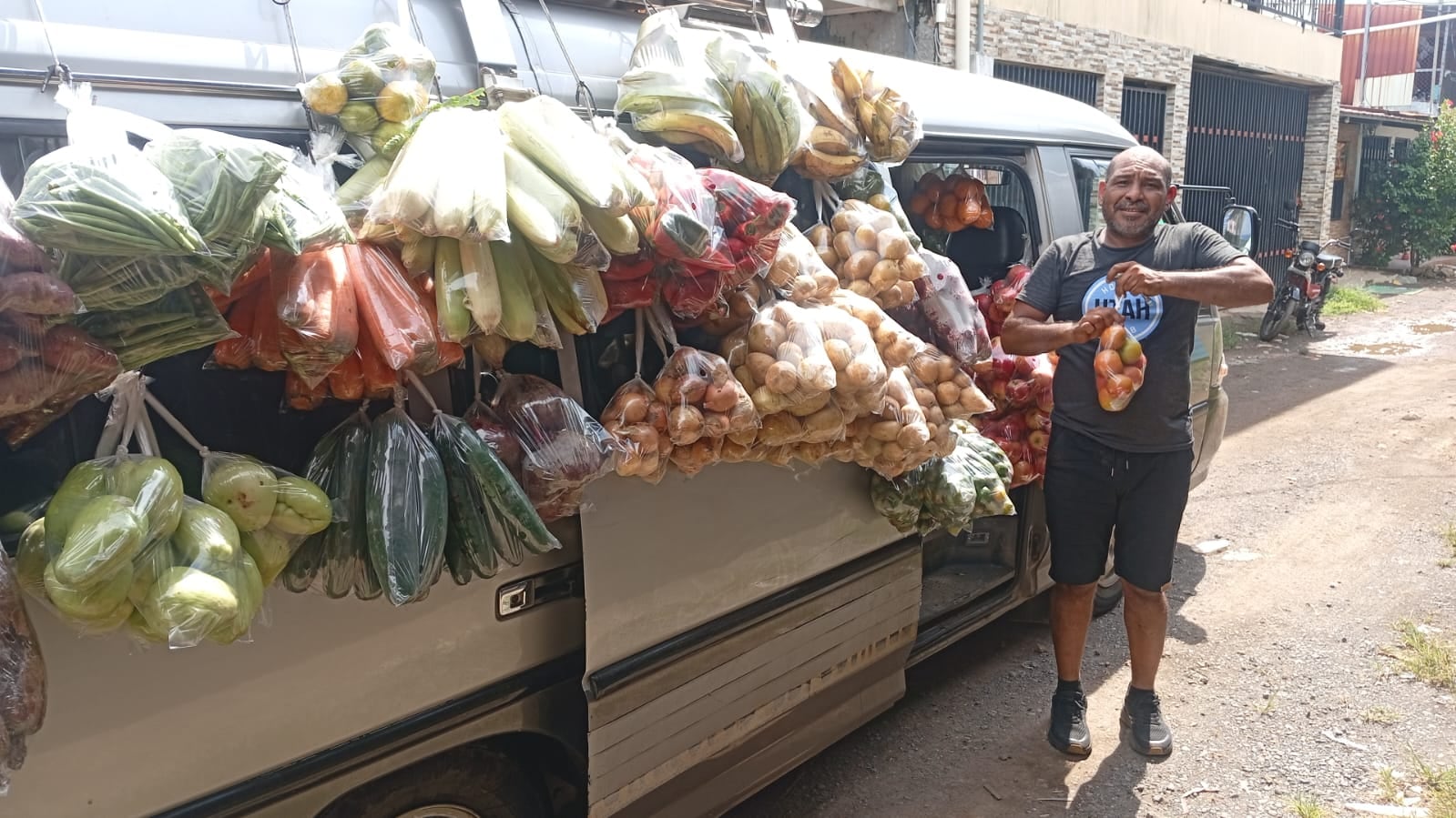 Don Roger Rojas vendió periódicos en las esquinas, le hizo a la construcción y hoy recorre diferentes zonas del país llevando verduras con el perifoneo más popular del mercado: "¡Llegó, llegó, llegó Renato... el que compra caro y vende barato!”