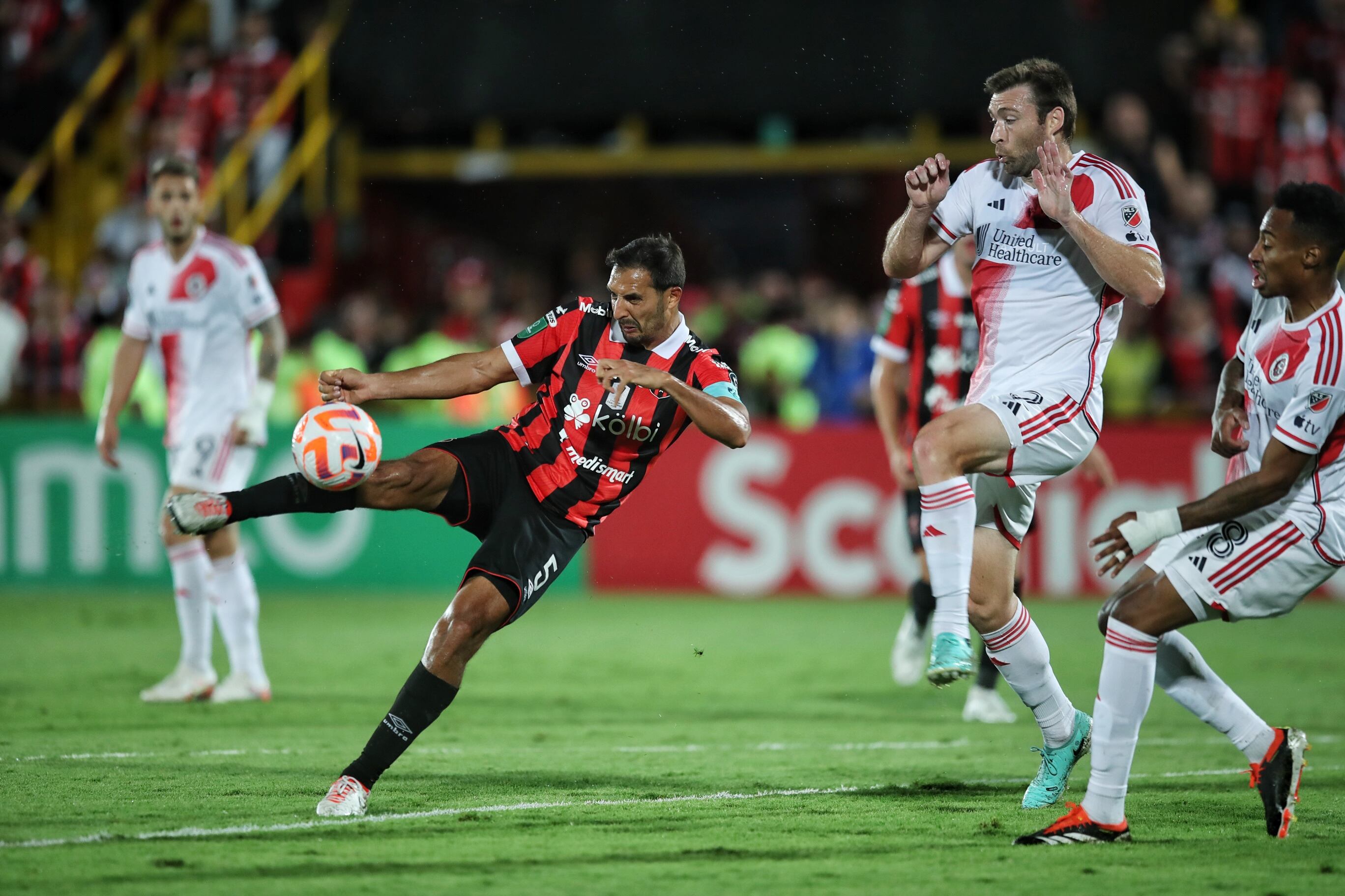 12/03/2024/ juego de vuelta entre Liga Deportiva Alajuelense vs New England Revolution por la CONCACAF Champions Cup en el estadio Alejandro Morera Soto donde el técnico Alexandre Guimarães vuelve al fútbol de Costa Rica dirigiendo a la Liga / Foto John Durán