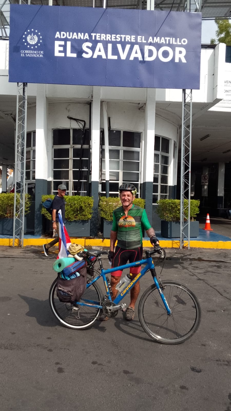 Hay sueños que no se pensionan jamás, que no entienden de edad ni de golpes de la vida. El de Marco Luis Benavides Segura, conocido como “Makey”, es uno de esos. Llegar al mundial 2026, a México, en bicicleta desde Esparza