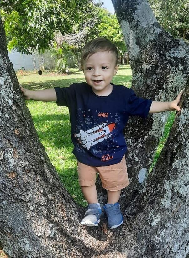 Ese pequeñito, quien nació el 14 de setiembre del 2022 en Alajuela, se llama Julián Alvarado Castro. De cariño le dicen Juli. La mamá de Juli es doña Emily Castro. El bebé nació con un problema en el corazón y ocupa 80 mil euros para ser operado en  España