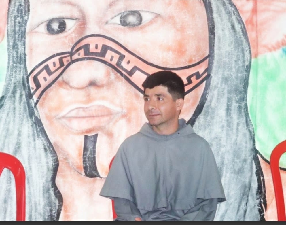 El fraile costarricense, Erick Marín Carballo, estuvo desde el 2022 al 2024 en el Amazonas y compartiendo 100% del tiempo con indígenas aprendió a comer mono, insectos de todo tipo y enamorarse del sabor de la piraña