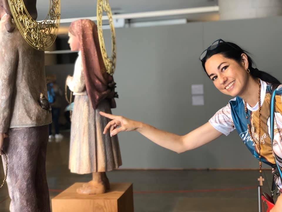 Paula Sáenz Soto no pinta por encargo ni por moda. Pinta por amor. Y desde hace más de quince años ese amor tiene un nombre celestial: la Virgen de los Ángeles, “la Negrita”.