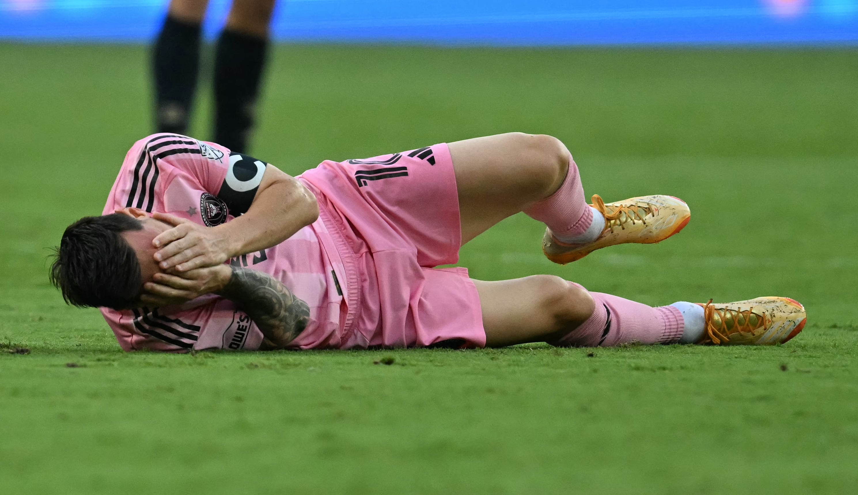 El delantero argentino Lionel Messi cae al suelo durante el partido del Inter Miami ante el Philadelphia Union el pasado 24 de mayo.