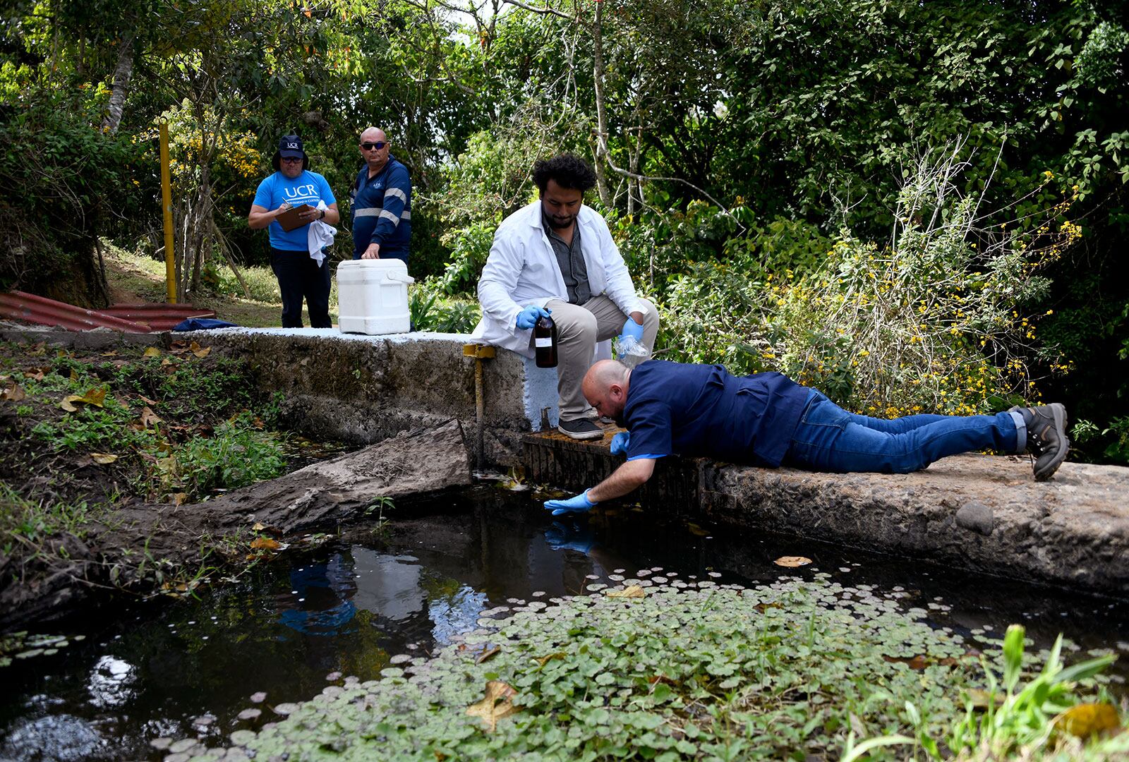 Durante el fin de semana se recolectaron muestras de diferentes puntos del agua que sirve a estos tres cantones.
Fotografía: UCR