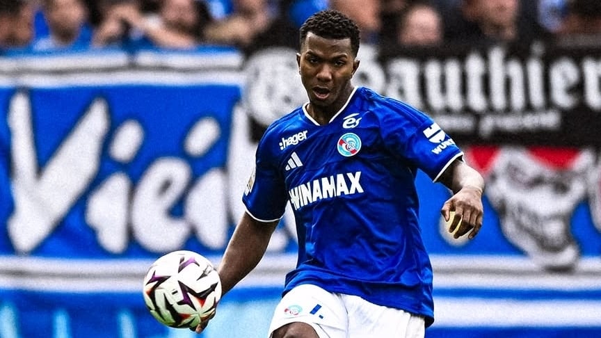 Jeyland Mitchell debutó como titular en Ligue 1 con triunfo.