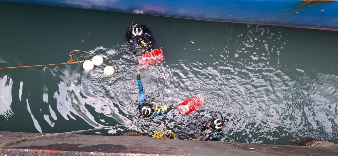 Hallan 120 paquetes de cocaína escondidos bajo el agua en muelle de Limón