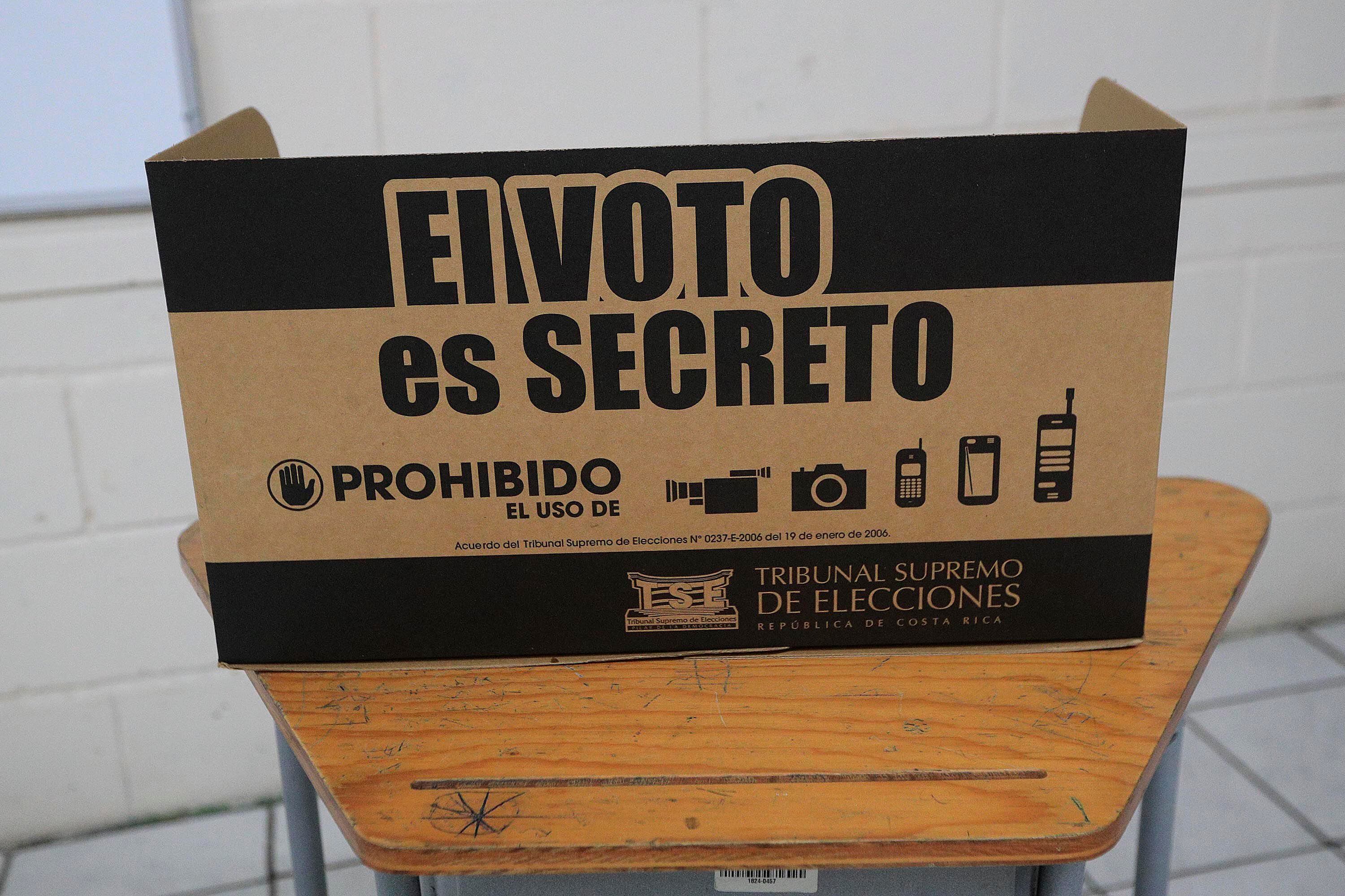 Caja de votación de cartón con el mensaje "El voto es secreto" utilizada por el Tribunal Supremo de Elecciones en Costa Rica.