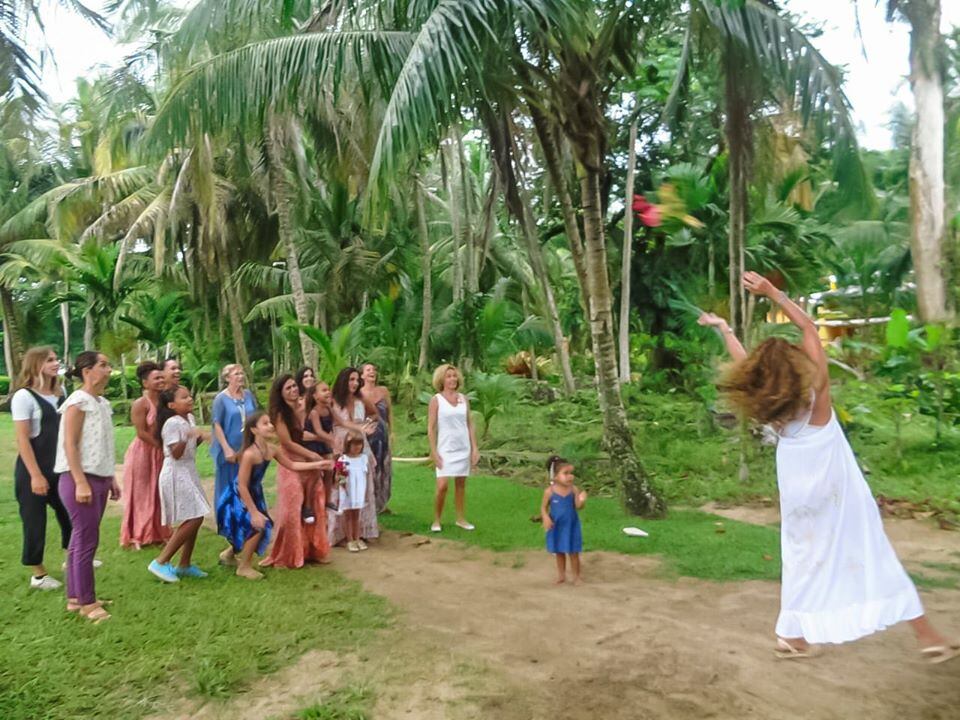 La española Sandra Noy se casó con el inglés Kevin Sullivan en Puerto Viejo. Vinieron tres semanas y media de paseo y quedaron encerrados por el coronavirus, aprovecharon para casarse, como ellos dicen, en el paraíso.