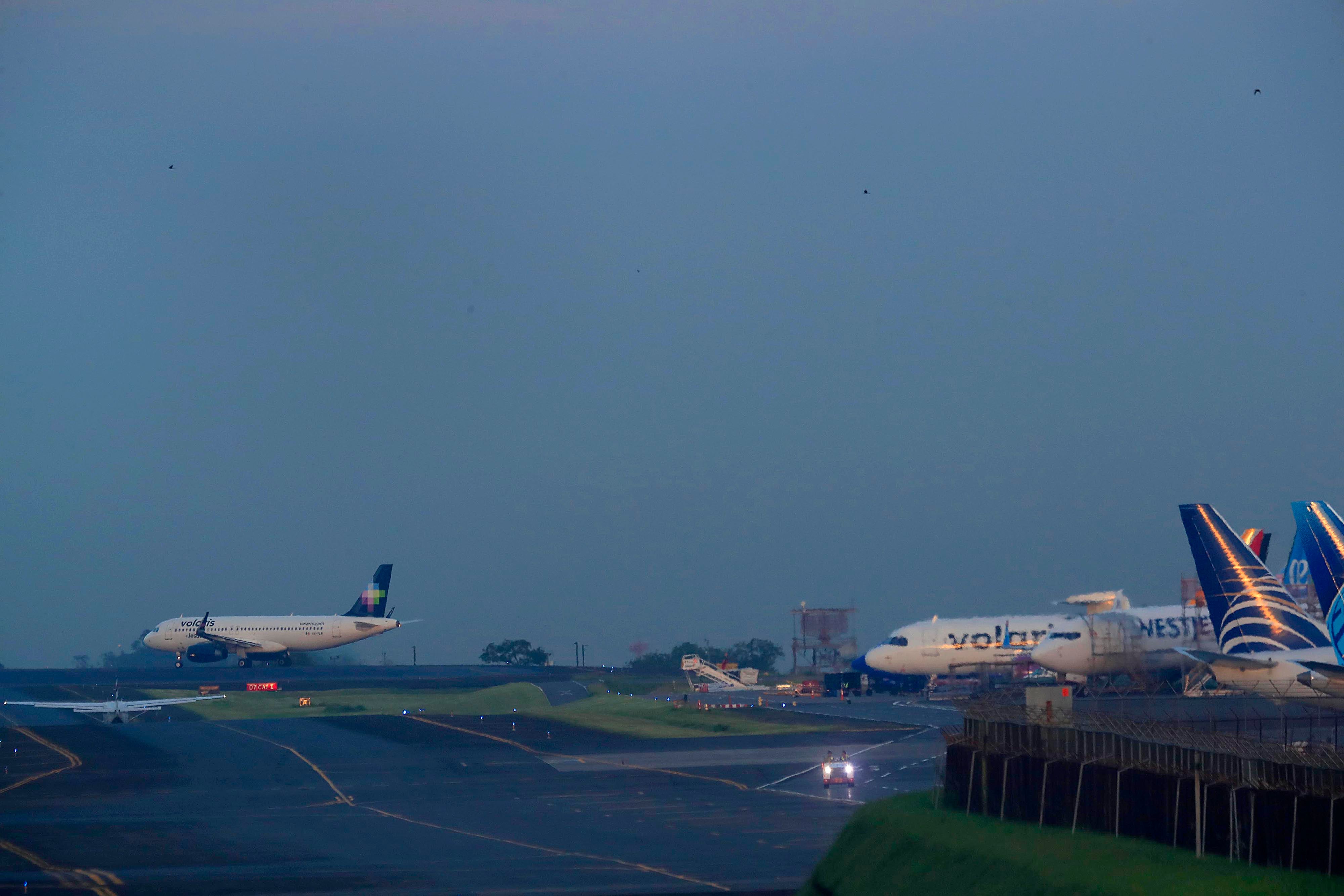 04/07/2023 Aeropuerto Juan Santamaría. Despegue y llegada de aviones, pista y torre de control. Para temas ralacionados con tráfico aéreo, aviones, torre de control, controladores aéreos, líneas aéreas, etc.