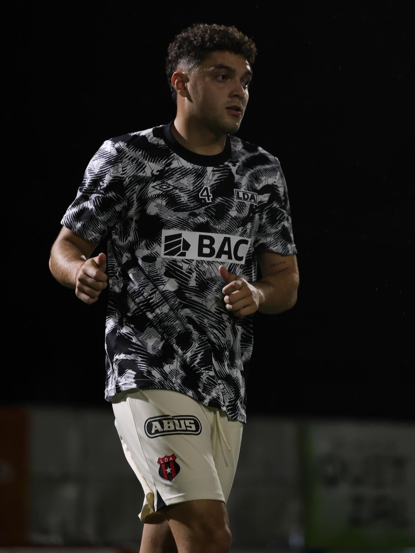 Guillermo Villalobos hasta cuestionó su propio rendimiento y dijo que si perdió la titularidad ha sido por él mismo.