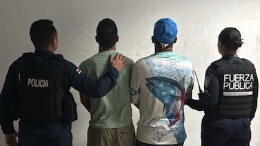 Detienen a panameño y a costarricense que no supieron explicar de dónde sacaron ¢15 millones que llevaban en carro
