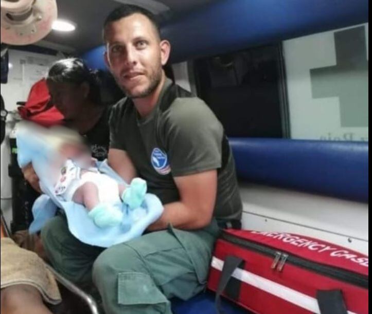 Policía que atendió a bebé durante parto en Pocora