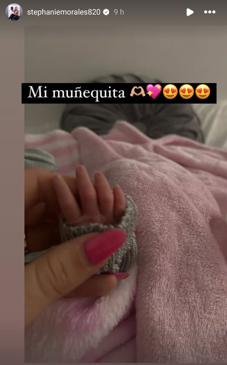 Stephanie Morales presentó de esta forma a Zoe, la hija del defensor del Saprissa Fidel Escobar. Captura de pantalla.