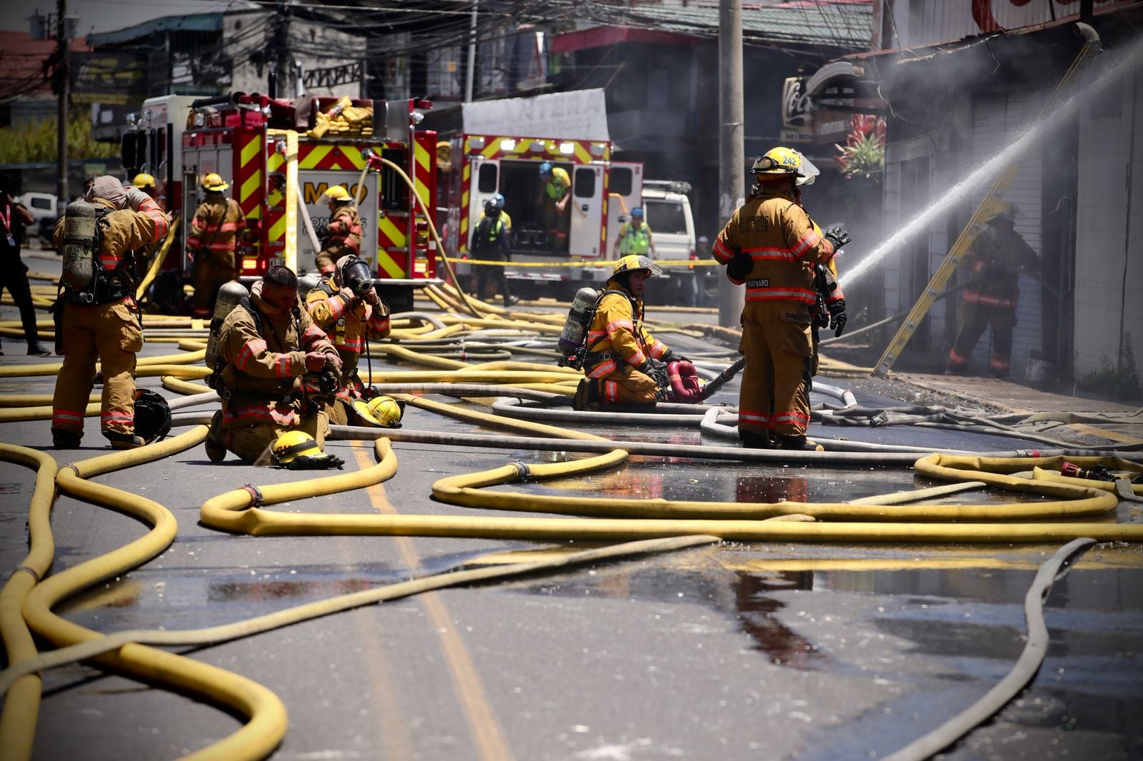 Incendio en bodegas de Tibás