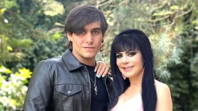 Maribel Guardia se apoya en el hombro de su hijo Julián Figueroa, con un jardín de fondo