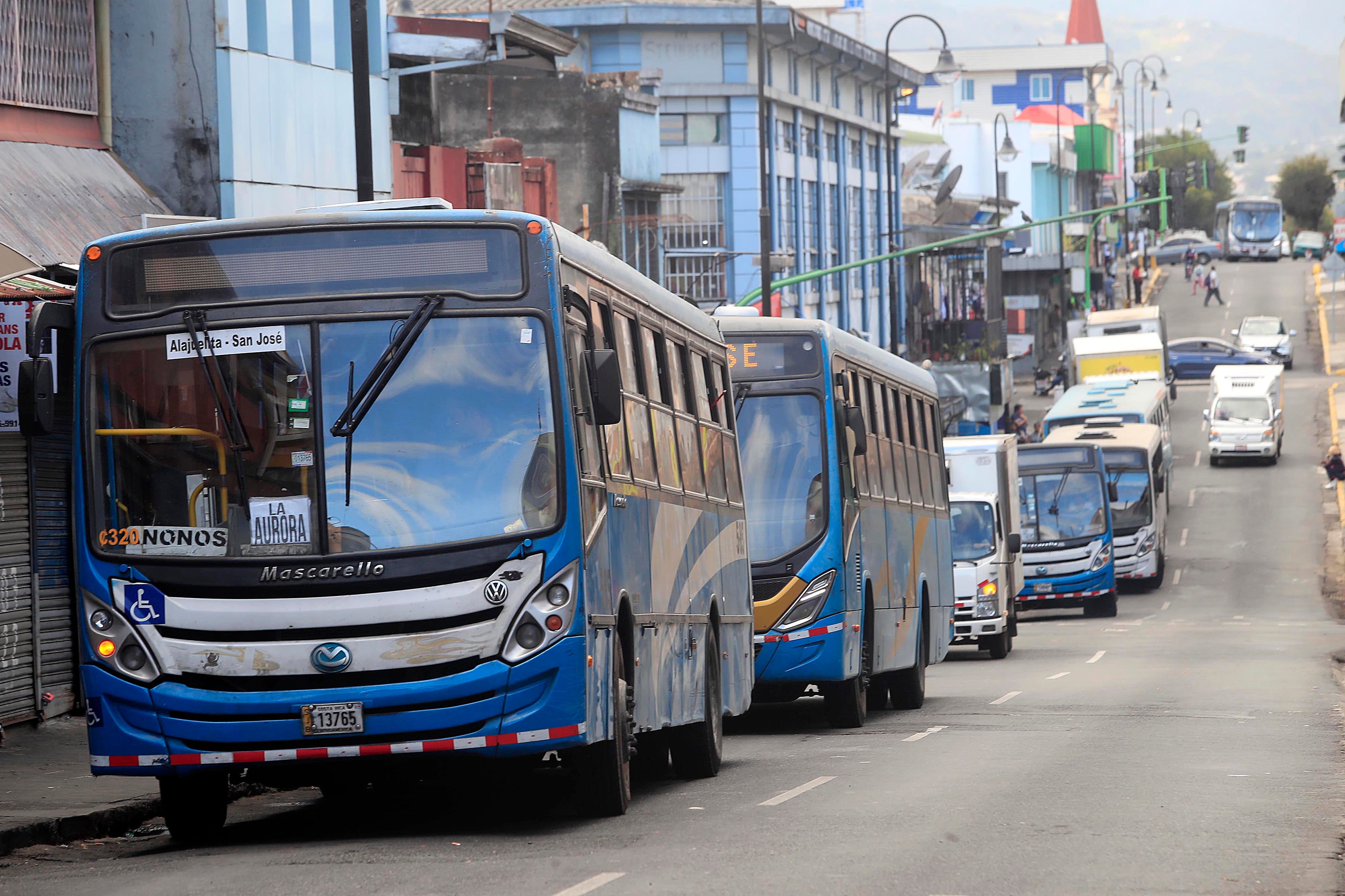26/01/2023     San José. Buses en mal estado, sin basureros, sucios y poco confortables. Así son las unidades de transporte público que todos los días mueven a miles de pasajeros en la Gran Area Metropolitana. Mientras que el Consejo Técnico de Público (CTP) sigue sin hacer cumplir las normas a los autobuseros.