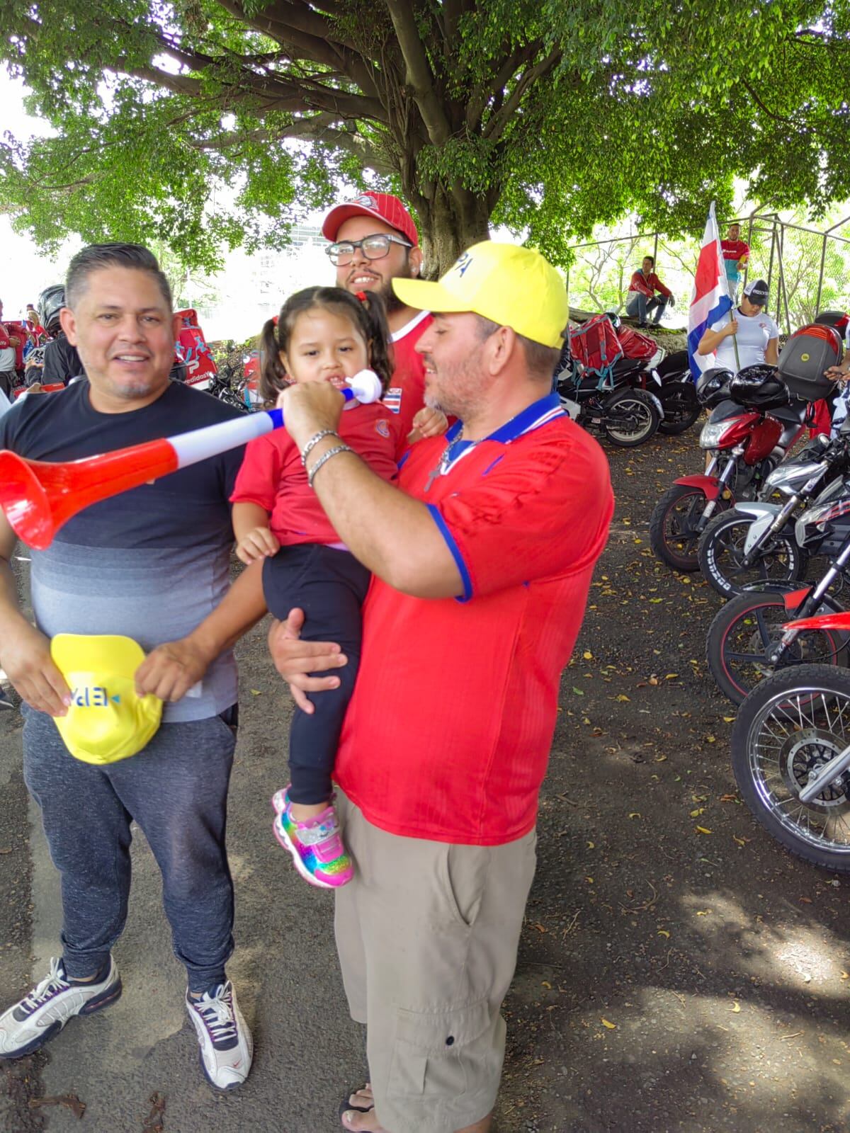 El 6 de junio del 2022, a las 11:15 a.m. la selección nacional mayor masculina de fútbol viajó a Catar para disputar repechaje mundialista con Nueva Zelanda por un boleto a la copa mundo Catar 2022, la afición fue a despedir a La Sele al Proyecto Gol. En la foto, Jessy Ainhoa Córdoba, a quien no dejó de sonar una corneta. A ella la llevó el papá, don Gerson Córdoba (izquierda), el hermano, Francisco (de rojo) y el tío César (fuera de foco).