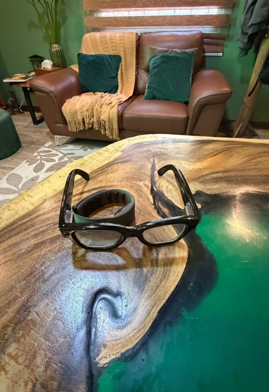 कोस्टा रिकन मानसशास्त्रज्ञ एस्टेबन कार्वाजल यांनी काही रे-बॅन मेटा स्मार्ट चष्मे विकत घेतले आणि त्यांचा भरपूर उपयोग झाला.