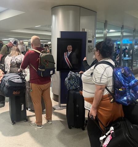 Desde hace pocos días si un turista extranjero o un costarricense llega al país vía aérea al aeropuerto Juan Santamaría se va a topar con una foto del presidente del país, Rodrigo Chaves, en zona donde revisan a todo el mundo con escáner