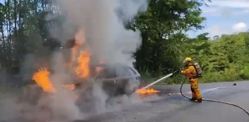 Un vehículo fue consumido por las llamas la mañana de este Domingo 5 de abril del 2026, en Platanillo de Barú, Pérez Zeledón. Foto: Captura de video