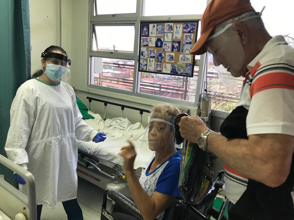 Abuelitos estarán protegidos con caretas faciales en el Blanco Cervantes