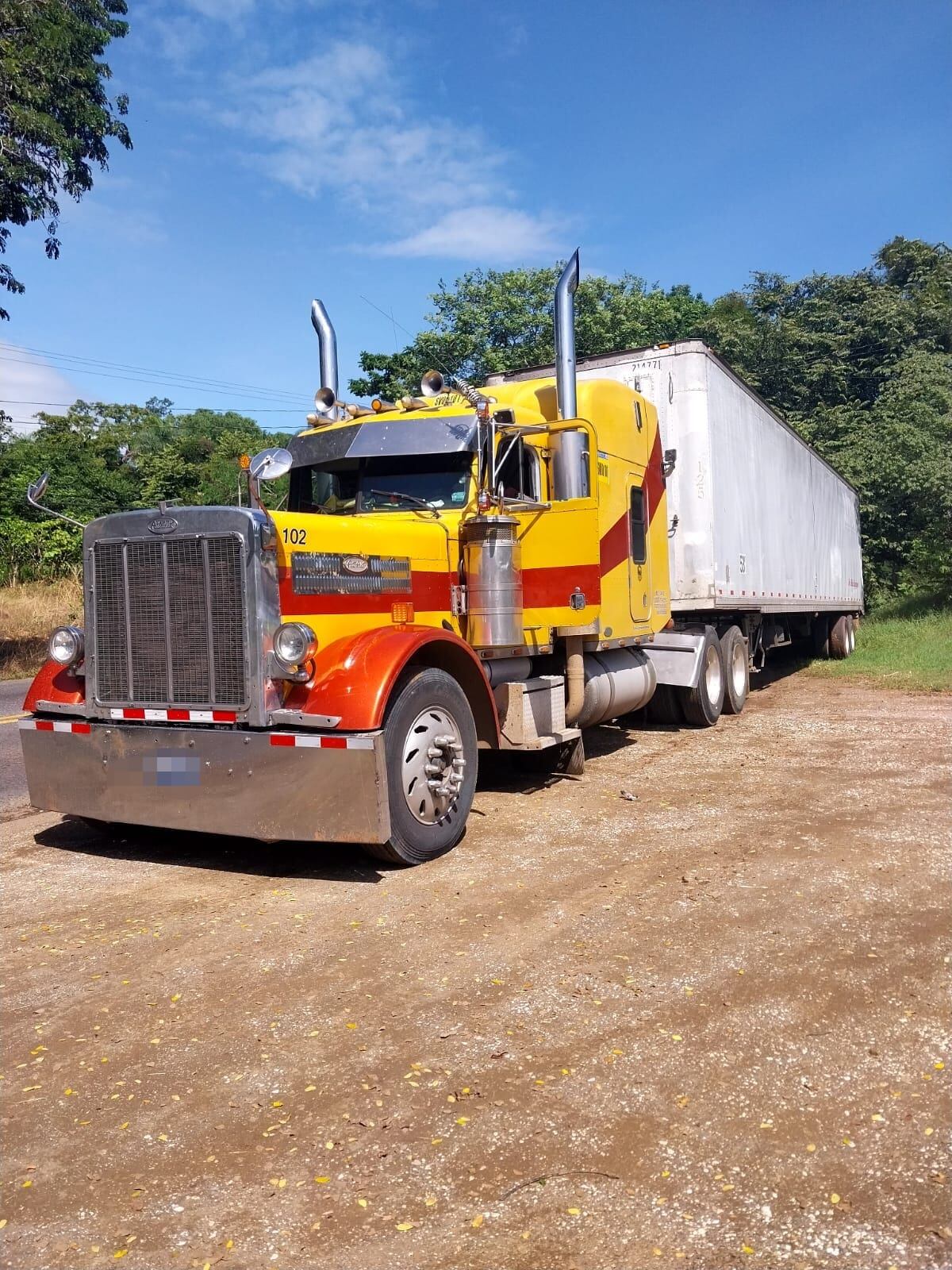 La Policía tenía un operativo cuando se percataron de un tráiler que iba con escolta, lograron recuperar la mercadería y detener los sospechosos.