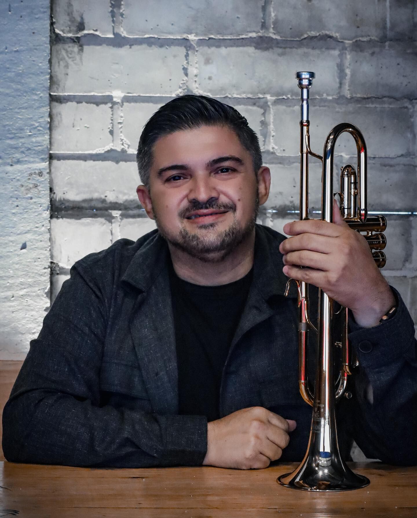 El costarricense Ernesto Núñez Chacón tiene 38 años, es trompetista y desde el 2010 es integrante de la 4.40, la banda del cantautor dominicano Juan Luis Guerra quien el pasado 14 de noviembre se ganó 4 grammies más para un total de 28.