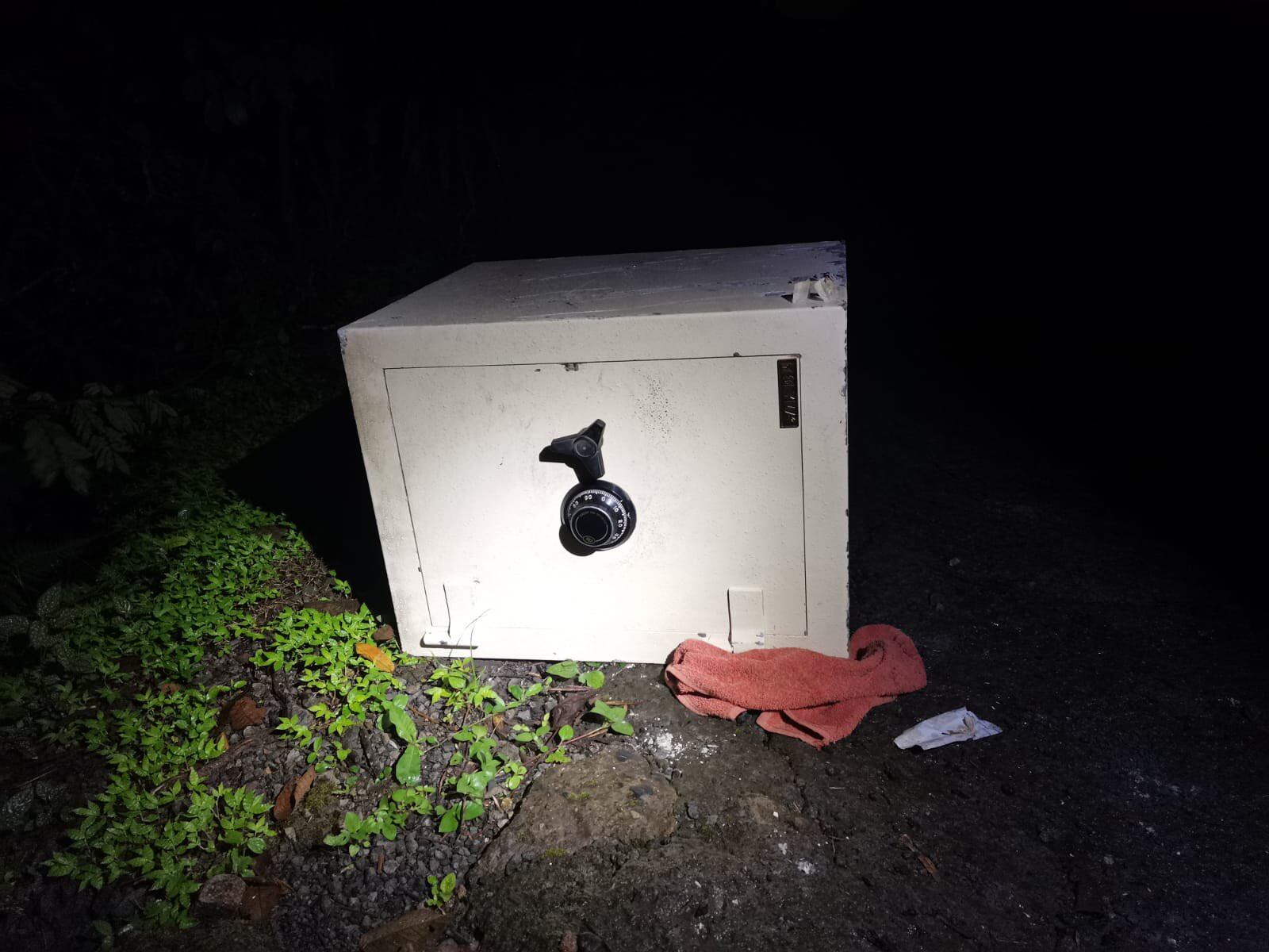 Detienen a tres sospechosos de robar caja fuerte de bodega de la Pozuelo en San Ramón. Foto cortesía.