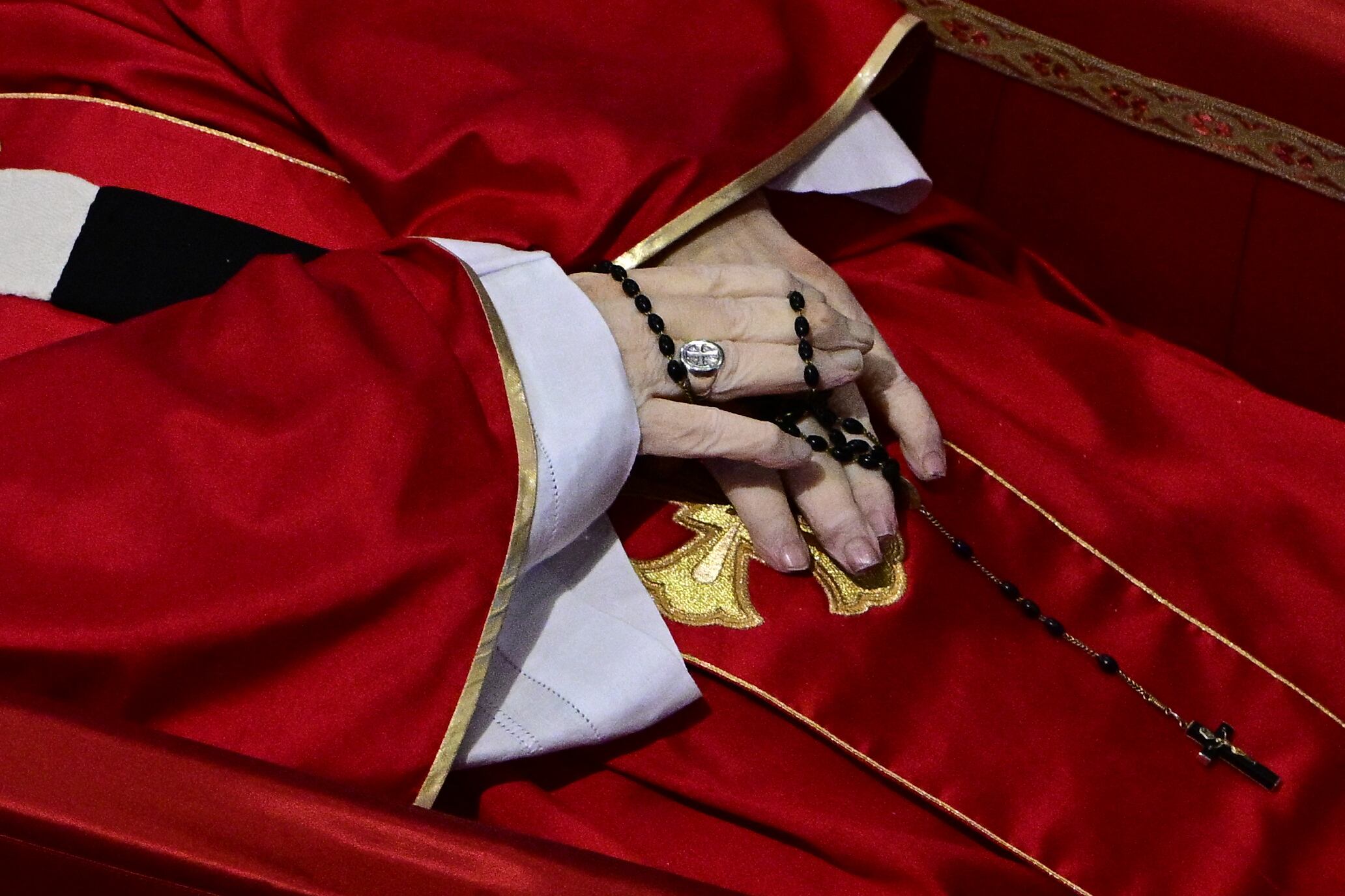 Una marea de fieles despide al papa Francisco en la Plaza San Pedro.