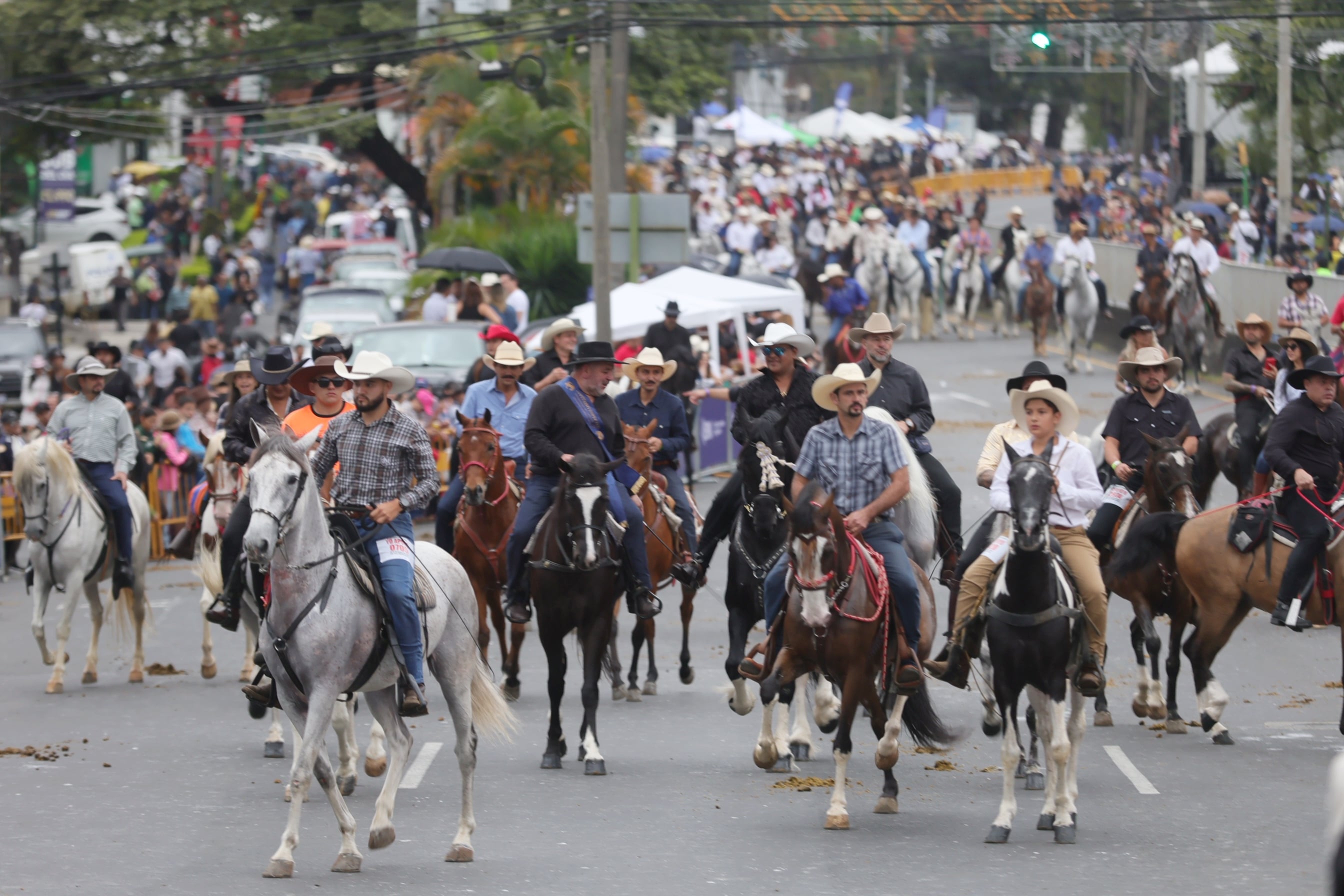 imágenes de caballistas, caballos y público en el Tope Nacional 2024 en Montes de Oca.