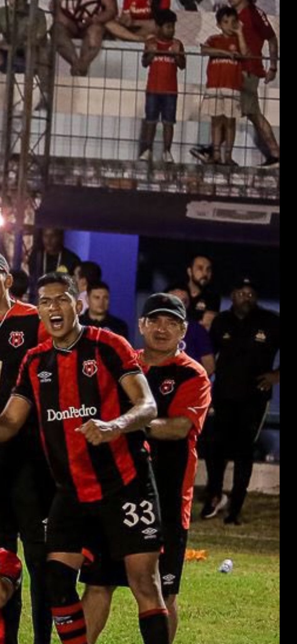 Óscar Ramírez estuvo en Brasil acompañando al equipo sub-18 de Alajuelense en la copa Santiago. Foto: X