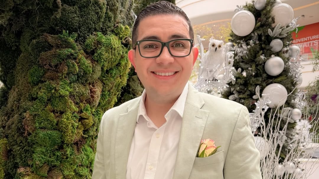 Periodista de Teletica pasa Navidad solo en EE. UU. por cobertura del Desfile de las Rosas