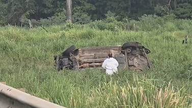 Vuelco de carro deja sin vida a dos hermanos en trágico accidente