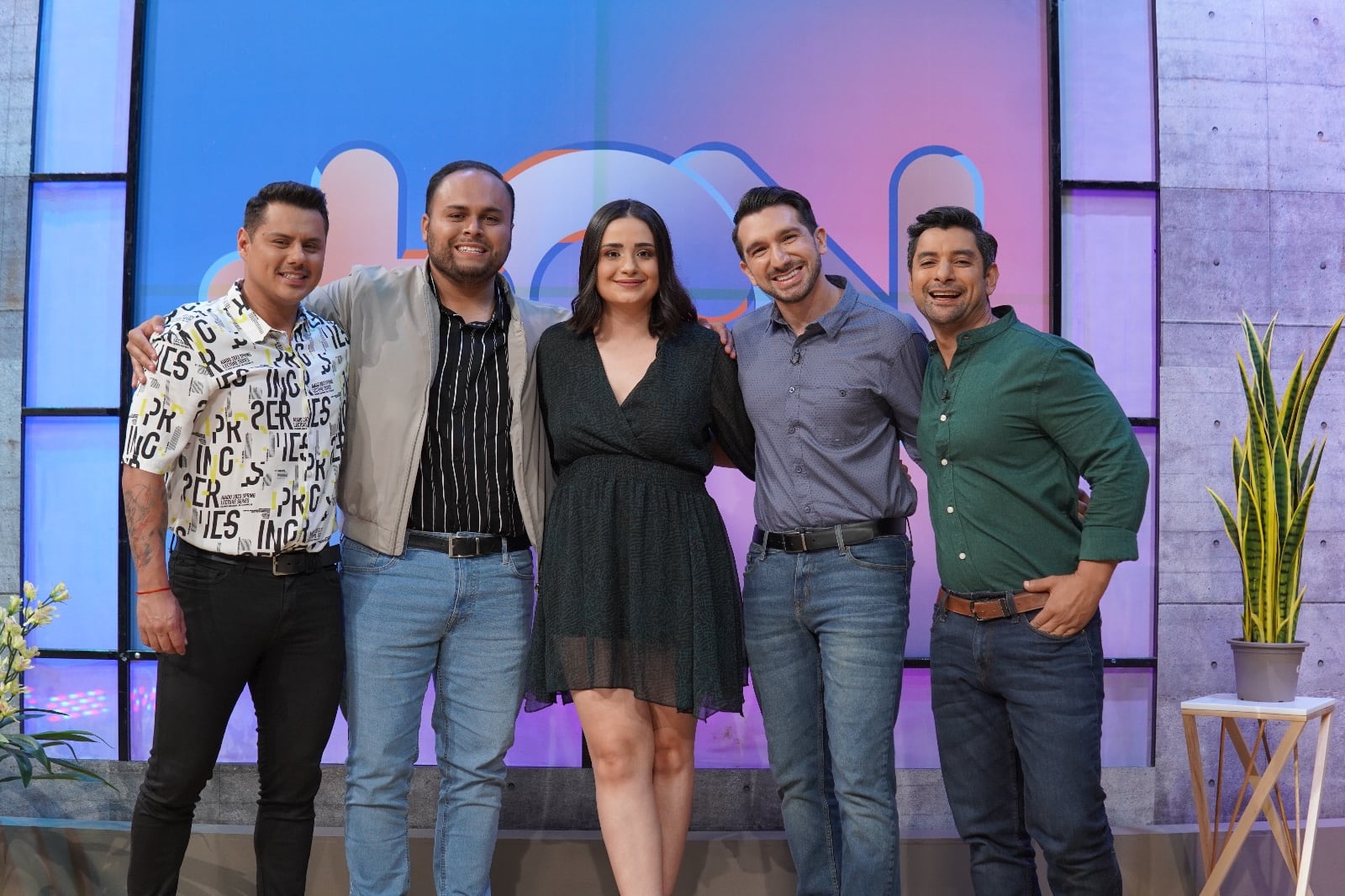 Johnny López, Sebastián Durango, Diana Vásquez, Juan Carlos Zumbado y José Miguel Cruz son el nuevo equipo de presentadores de Más que noticias.