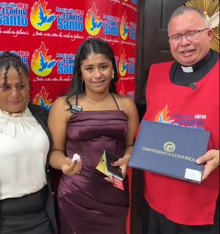 Wendy Osegueda Montalván se graduó como bachiller en Contaduría Pública de la Universidad de Costa Rica (UCR) el pasado viernes 19 de abril y lo primero que hizo tras la graduación fue irse en una pura carrera a la Asociación Obras del Espíritu Santo y regalarle el título al padre Sergio Valverde. En la foto doña Jacqueline Montalván Cruz, la mamá, Wendy junto al padre Sergio.