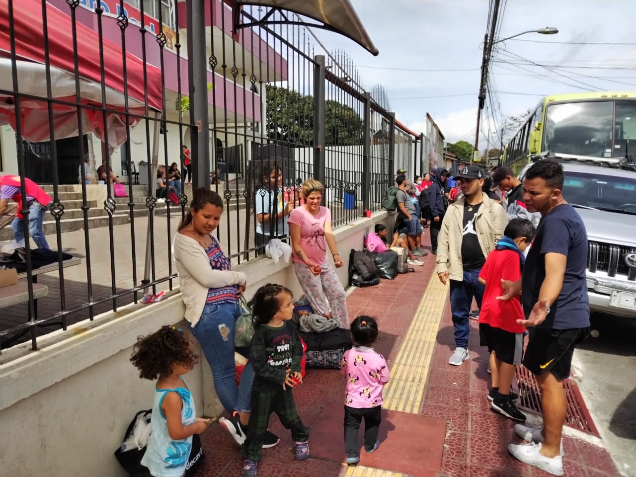 Desde el 28 de octubre del 2022, Migración puso dos buses diarios para que venezolanos lleguen a Panamá. El objetivo es que los sudamericanos puedan agarrar un vuelo desde tierras canaleras hasta Venezuela
