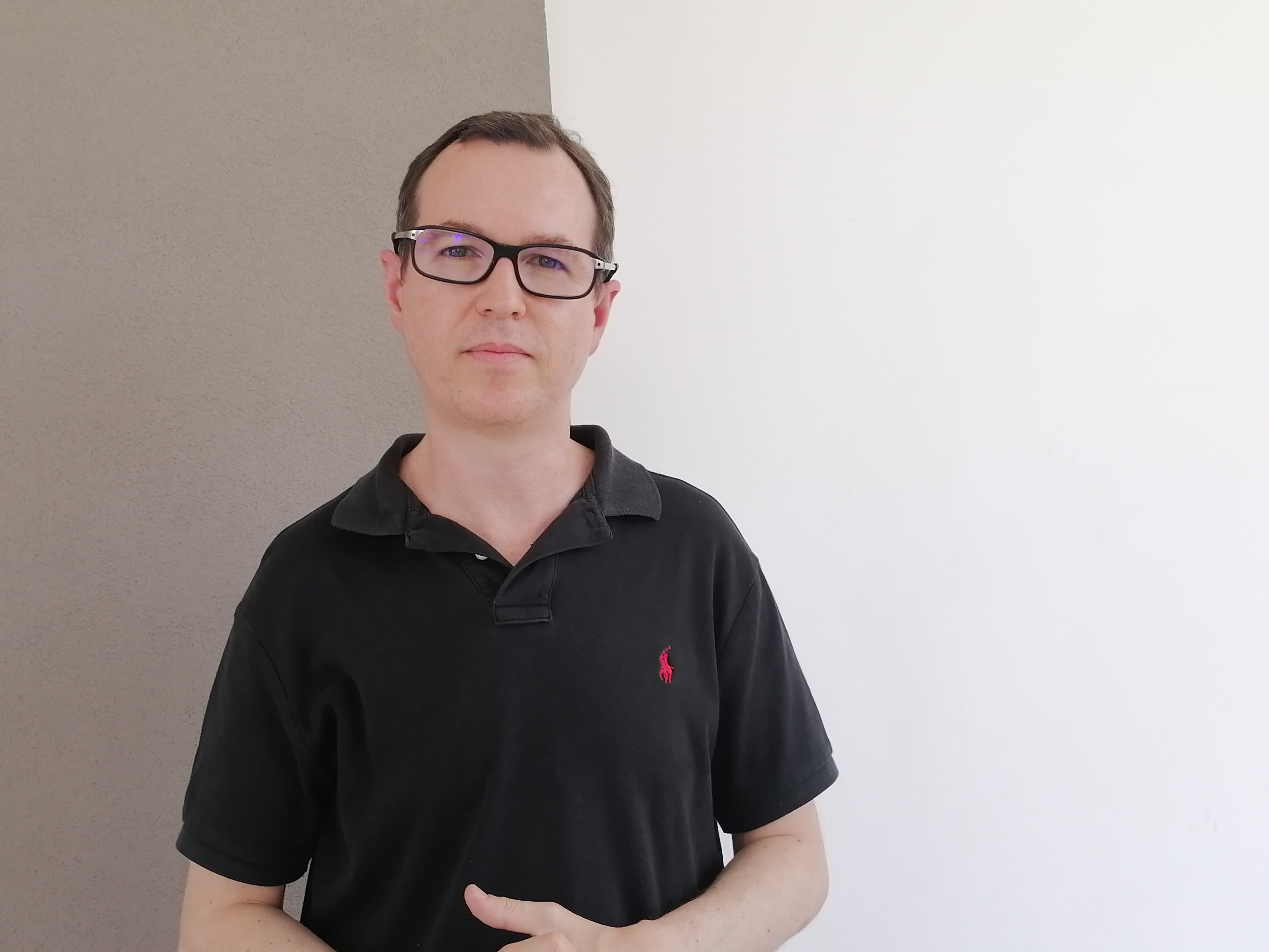 मॅनफ्रेड लुट्झ रामिरेझ, 45, सांता आना येथे राहतात आणि 22 वर्षांपासून औषधोपचार करत आहेत. आज, पांढऱ्या कोटऐवजी, तो पेन्सिल, रंग आणि भरपूर कल्पनाशक्तीने सशस्त्र आहे, थेट मुलांच्या रेखाचित्रांमधून कथा तयार करतो.