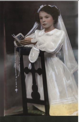 El camino a la santificación de la Niña Marisa (María Isabel de Jesús Acuña Arias), Sierva de Dios, sí avanza y con paso firme, de acuerdo a lo que nos aseguró el padre Alejandro Jiménez Ramírez, postulador de la causa de canonización. El 19 de marzo del 2018 monseñor, José Rafael Quirós, firmó el documento oficial para iniciar el proceso de canonización, el cual se envió al Vaticano y fue aceptado, por eso ya a la Niña Marisa se le puede llamar Sierva de Dios