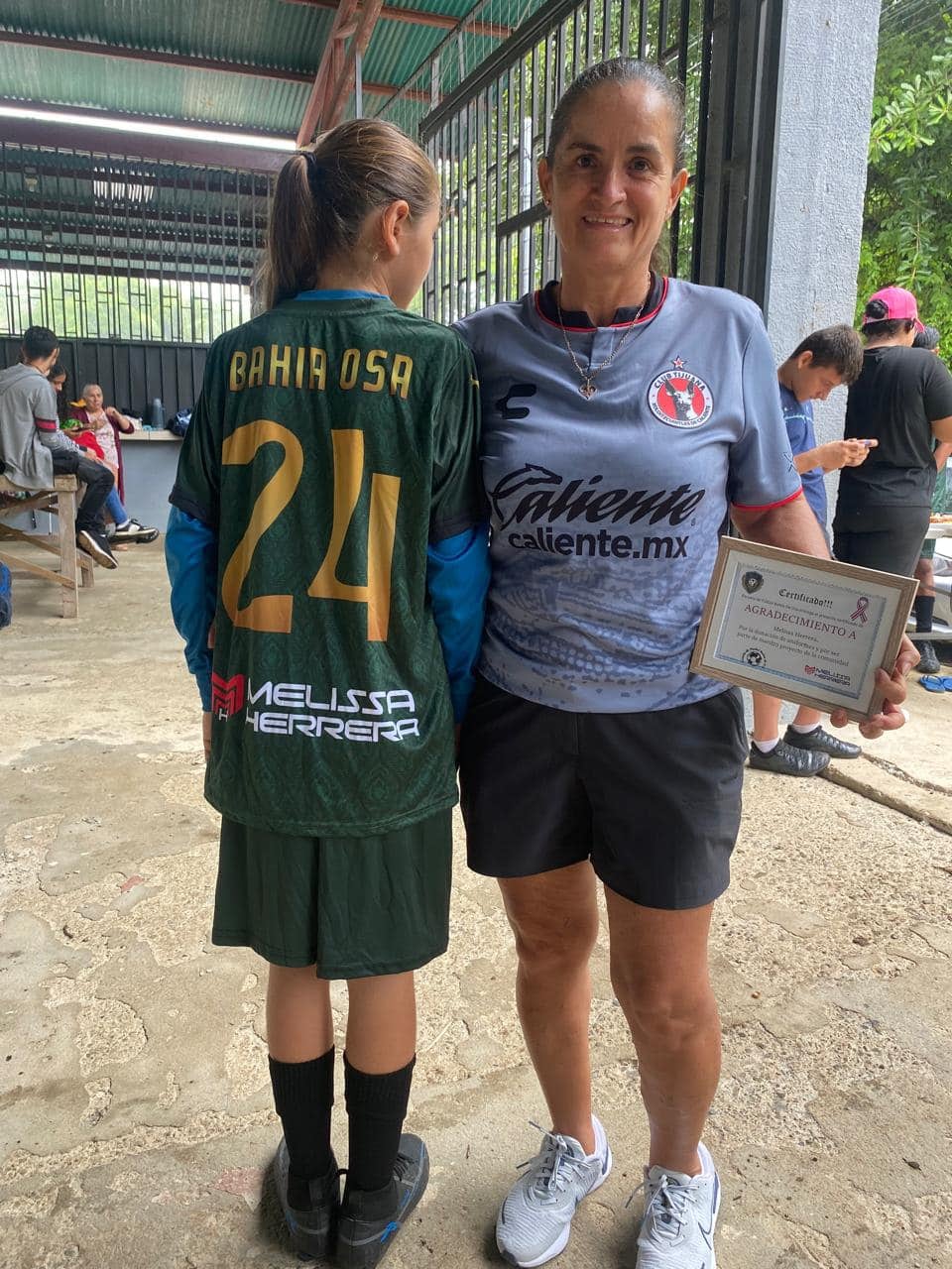 Melissa Herrera, donación, certificado, escuela de fútbol bahía de osa