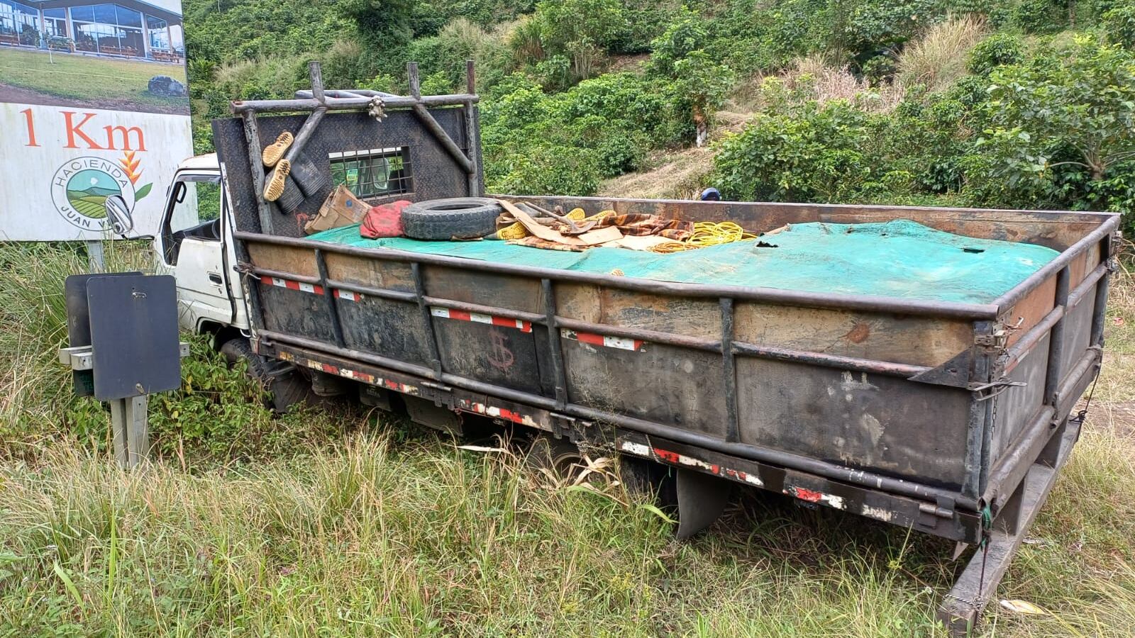 Un sujeto que huía de la policía fue el responsable de causar pánico en la escuela Cecilio Lindo, en Juan Viñas, de Jiménez, Cartago. Foto: MSP