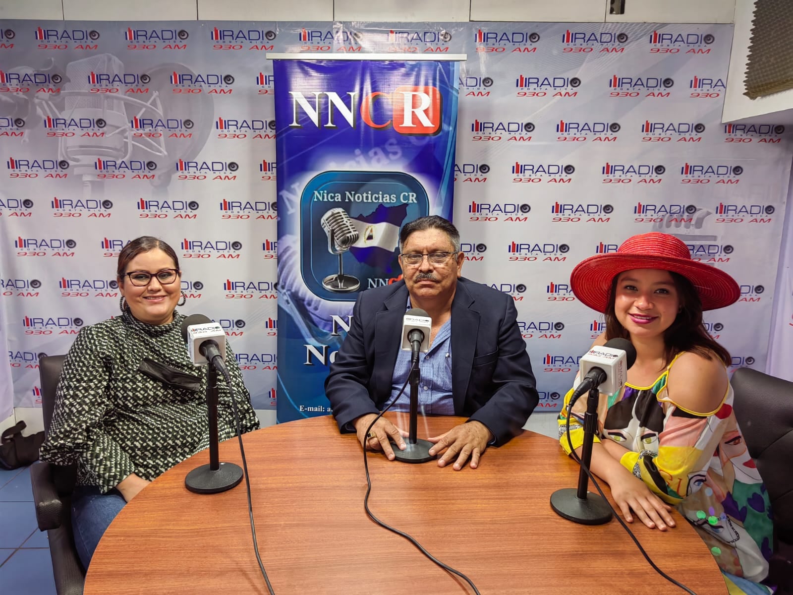 Revista Nica Noticias CR News es un nuevo programa de radio que comenzó este sábado 7 de mayo en Radio Costa Rica (930 AM), de 2 a 3 de la tarde, hecho 100% por comunicadores nicaragüenses exiliados en Costa Rica. El director es el conocido periodista Armando Espinoza Zamora y contará, además, con tres comunicadoras. Solihet Martínez Guerrero, Mariabelén Martínez Sánchez y Mayra Centeno