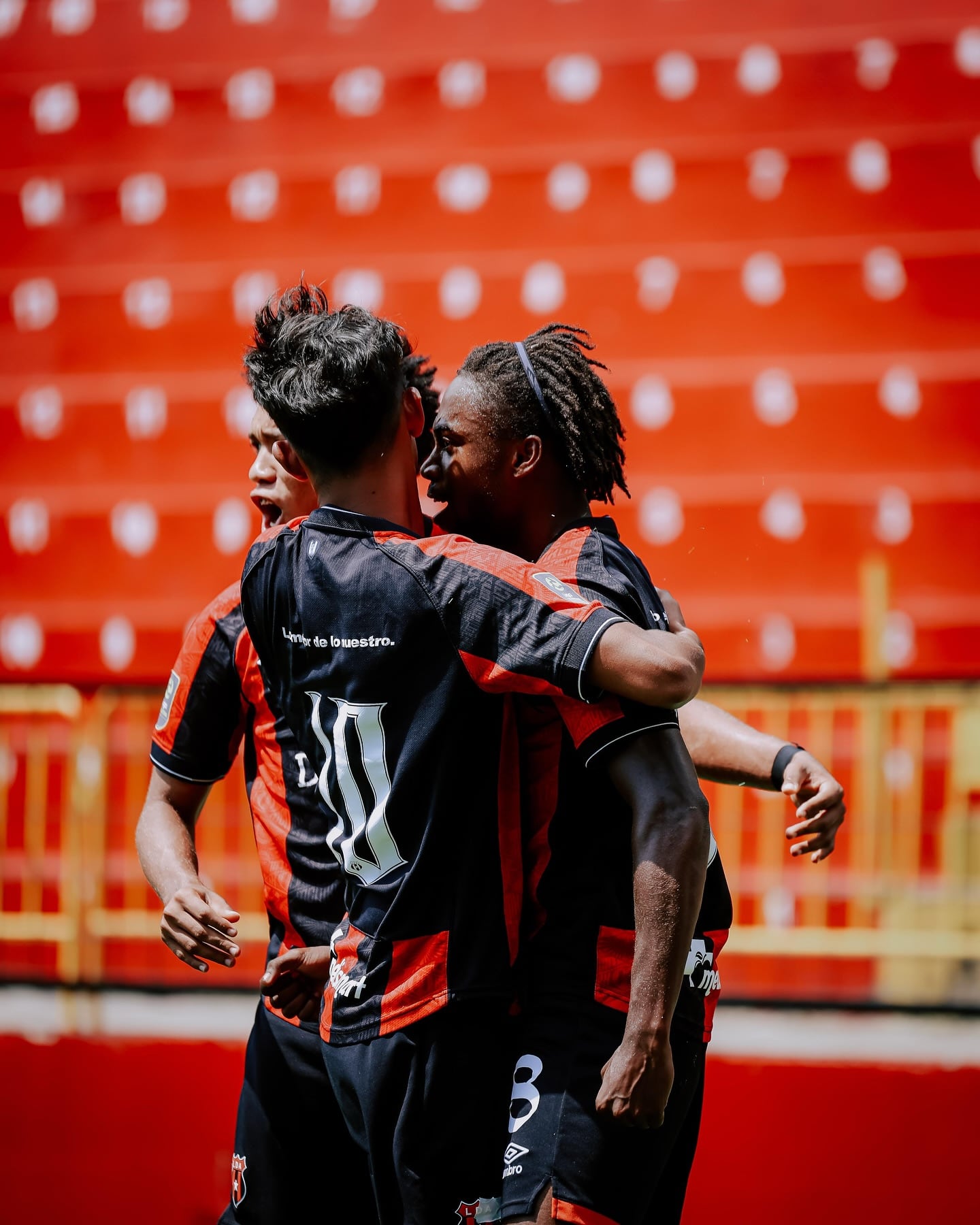 Silvio Rodríguez (10) abraza a Tristan Demetrius y Juan David Nazarith en el juego de vuelta de la semifinal del torneo U-21 entre Liga Deportiva Alajuelense y Herediano.